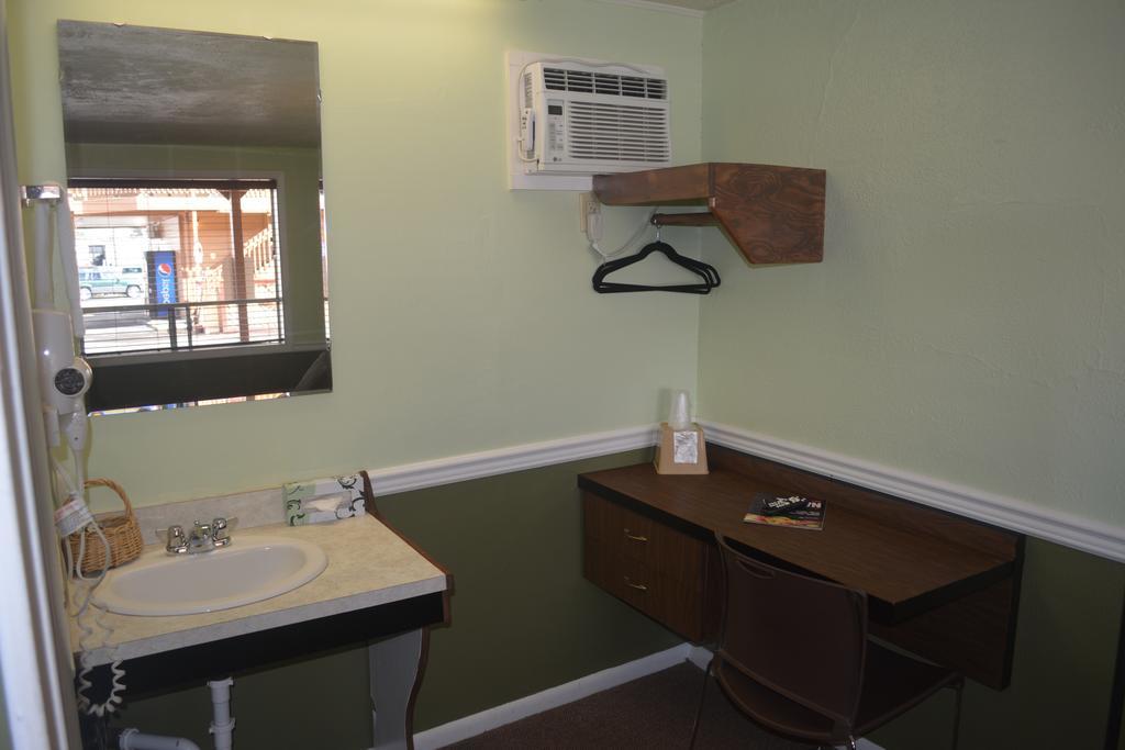 Country Motor Inn Livingston Bagian luar foto