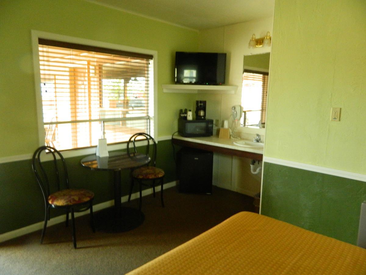 Country Motor Inn Livingston Bagian luar foto