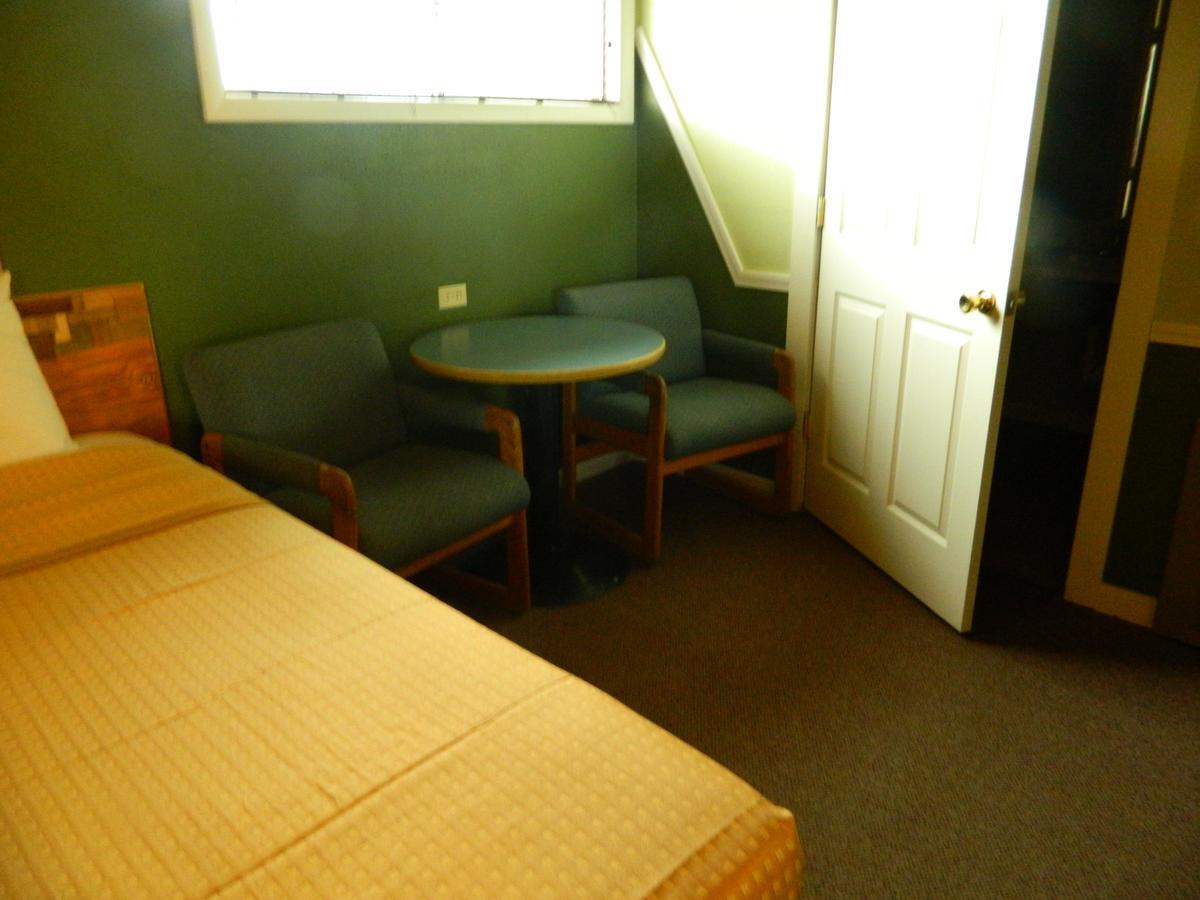 Country Motor Inn Livingston Bagian luar foto
