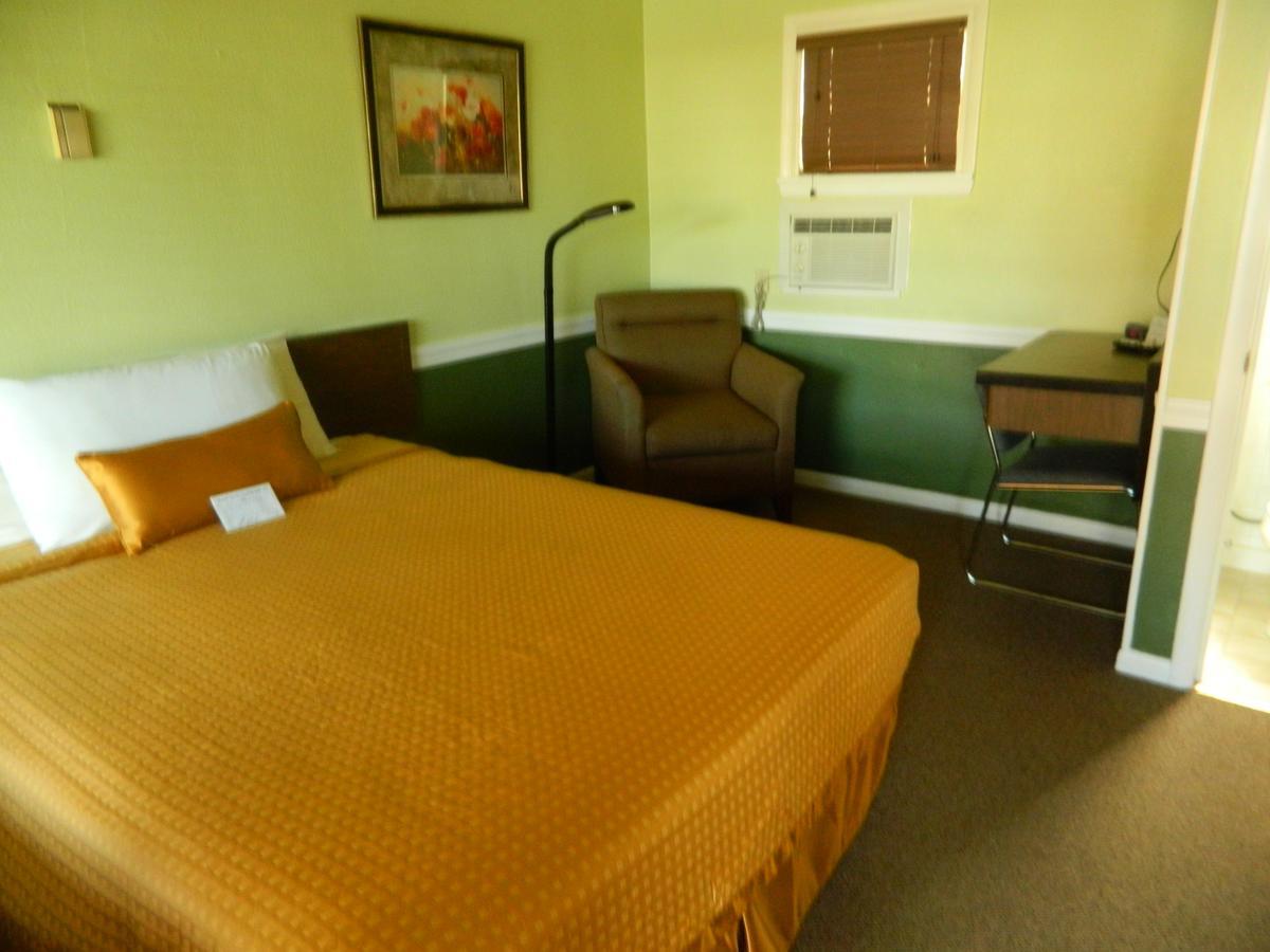 Country Motor Inn Livingston Bagian luar foto